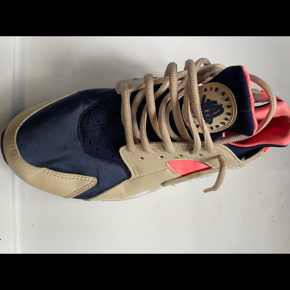 Size 8 Nike huarache
